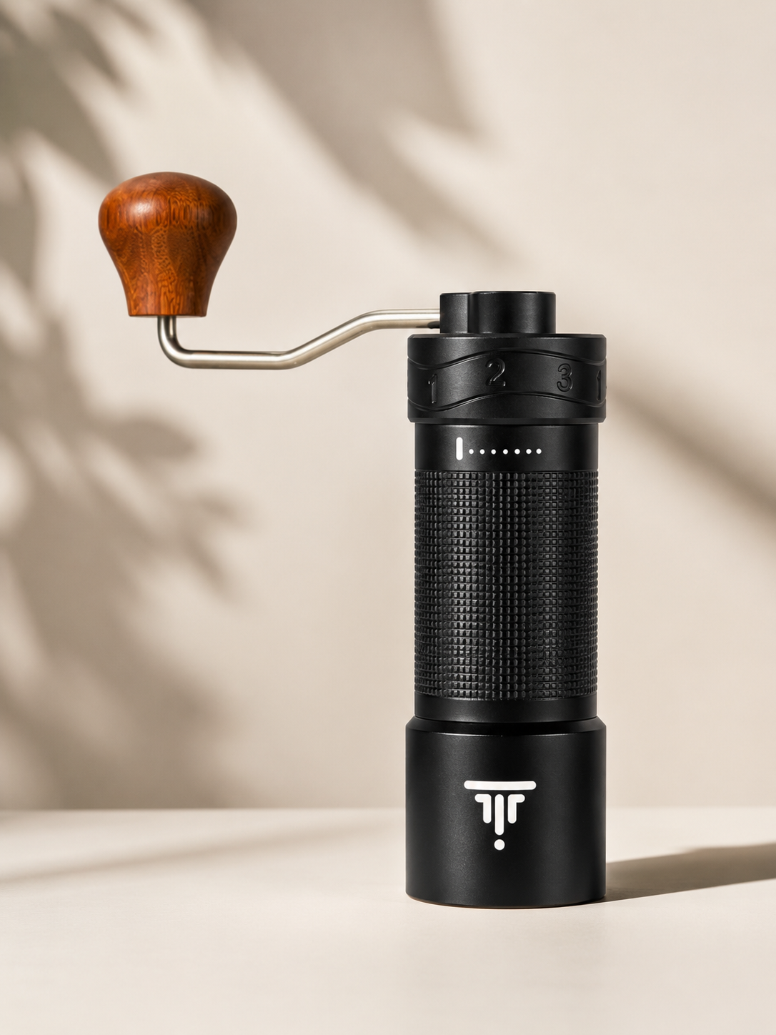 مطحنة TOP BREW اليدوية — لقطة احترافية